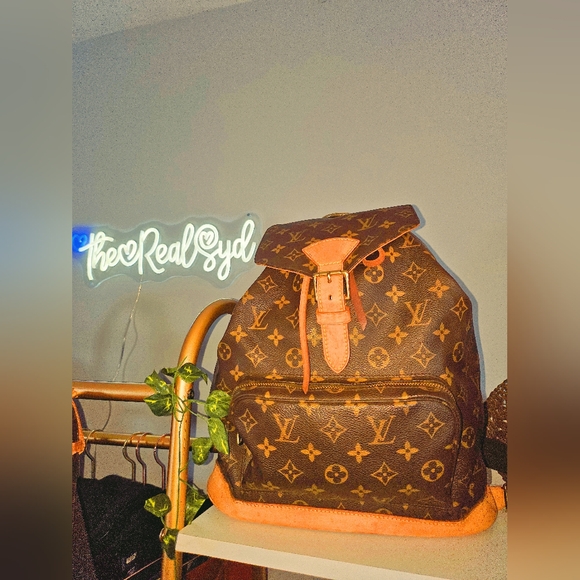 ♡LIKE THIS POST TO GET NOTIFIED FOR LIVE SHOWS🛍️💝💃 - Picture 3 of 7